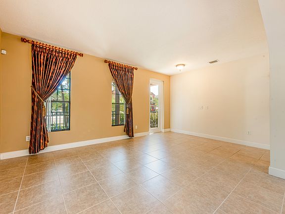 3rd image of 2933 Glenridge Cir