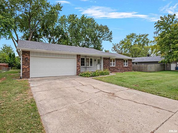 3rd image of 610 Evergreen Dr