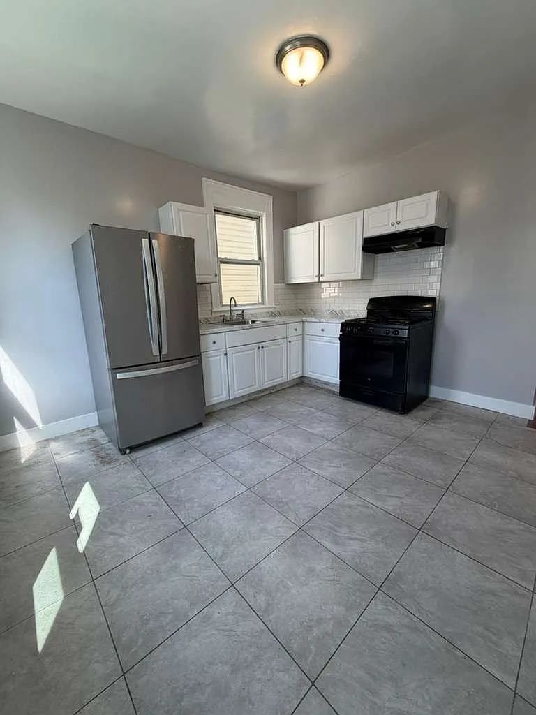3 bed, $2,150 — Photo 2