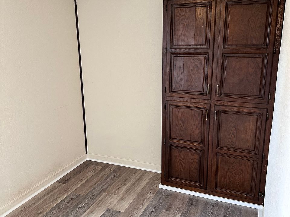 Entry room with storage cabinet