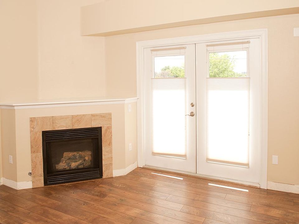 Fireplace, top/bottom adjustable shades