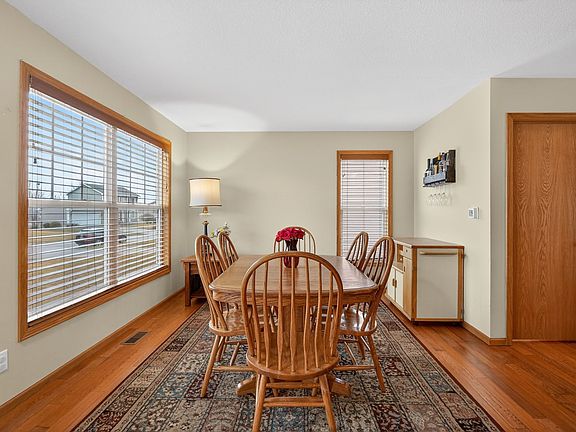 5th image of 901 SE Woodbine Dr