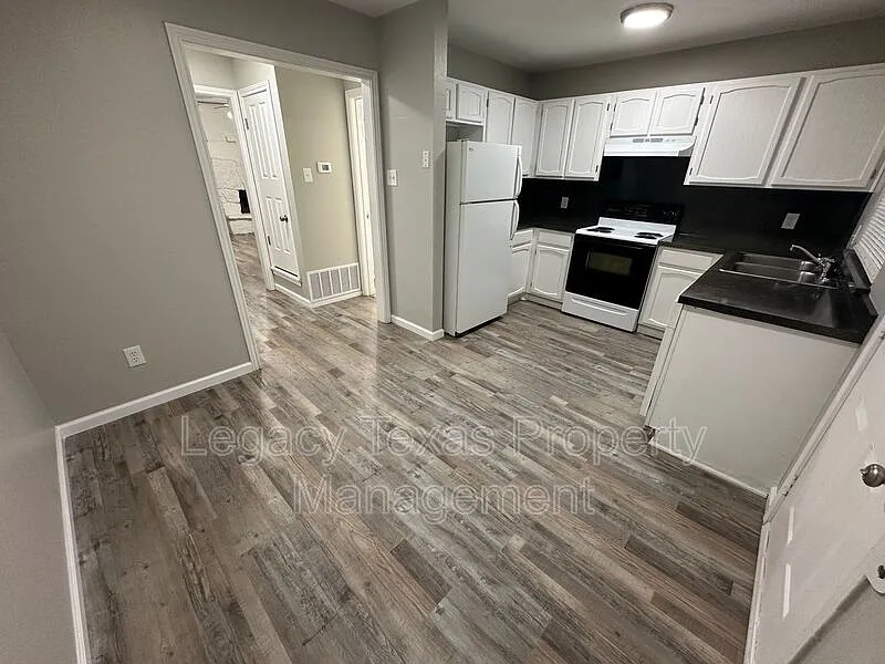 2 bed, 1.5 bath, 1000 sqft, $1,250 — Photo 2