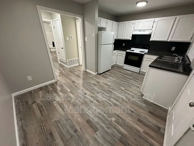 1608 Sun Valley Dr #D — Photo 2