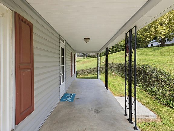 3rd image of 121 Branch Rd