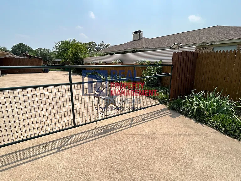 6400 Espana Dr — Photo 20