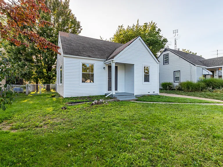 2635 Ellis Ave NE — Photo 3