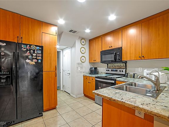 4th image of 4793 Woodland Ave