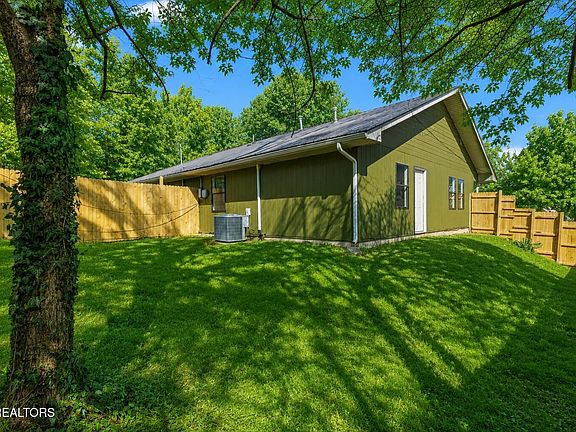 3rd image of 104 Pine St
