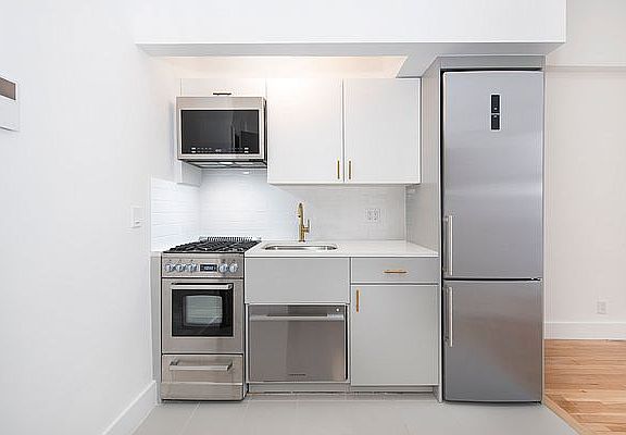 3rd image of 17 E 7th St APT 5B