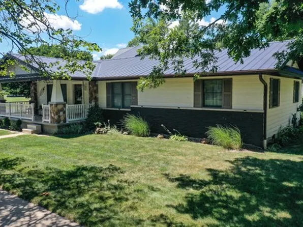 221 S 1st St, Brownstown, IL 62418