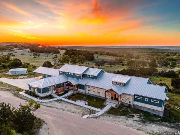 554 Seven Falls Dr, Fredericksburg, TX 78624