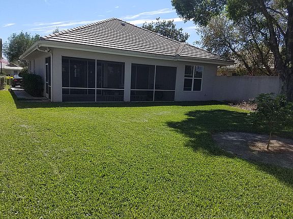 3rd image of 168 NW Bentley Cir