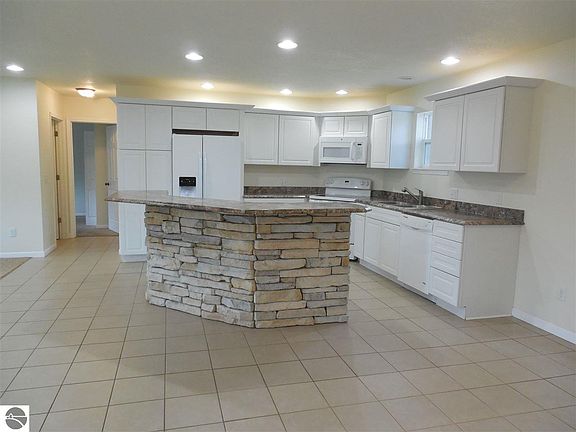 3rd image of 1000 Bishop Ln