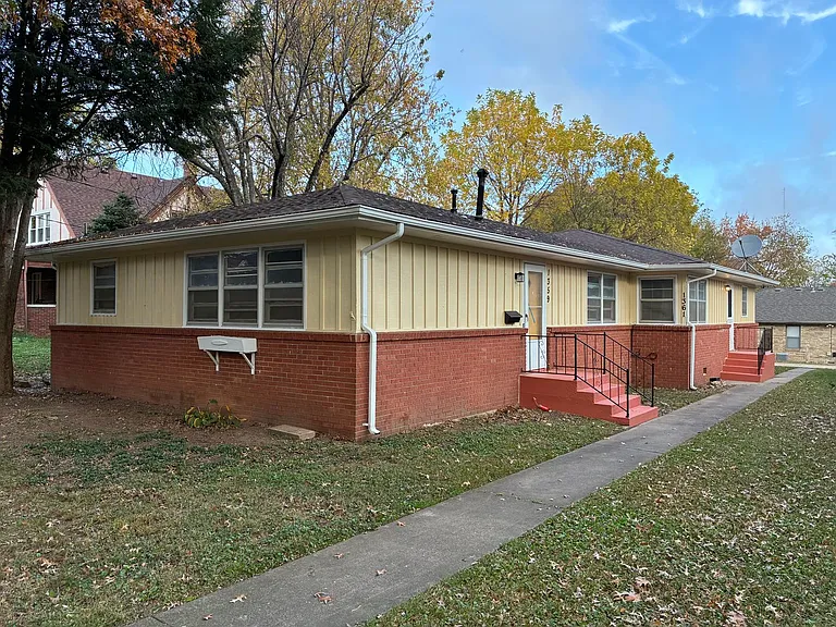 1361 E Elm St — Photo 1
