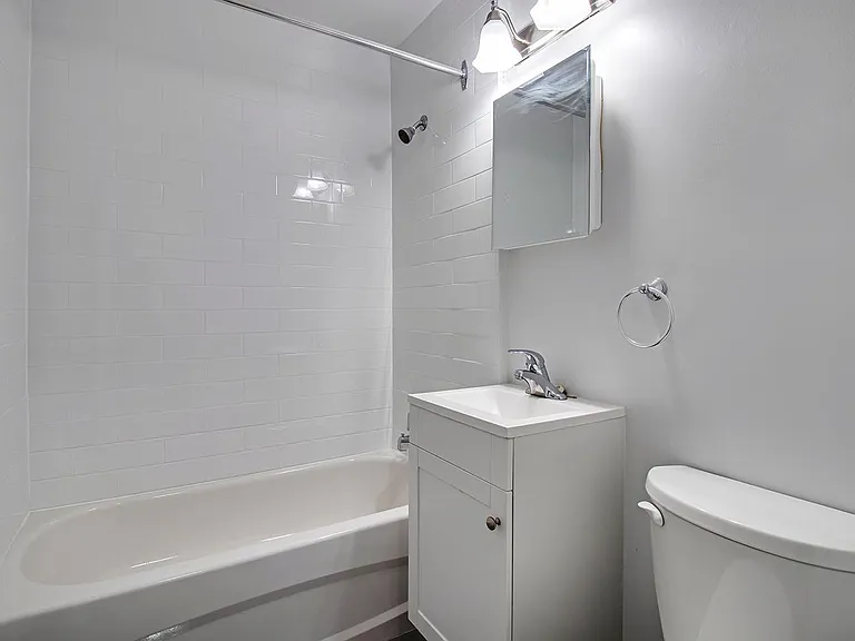 222 Wellesley St E — Photo 12