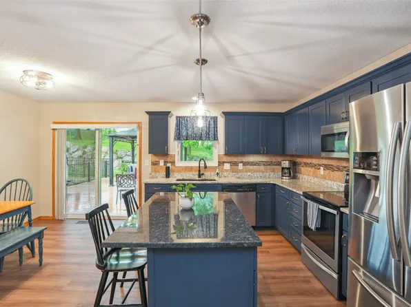 5200 Pine Valley Dr, Pleasant Hill, IA 50327