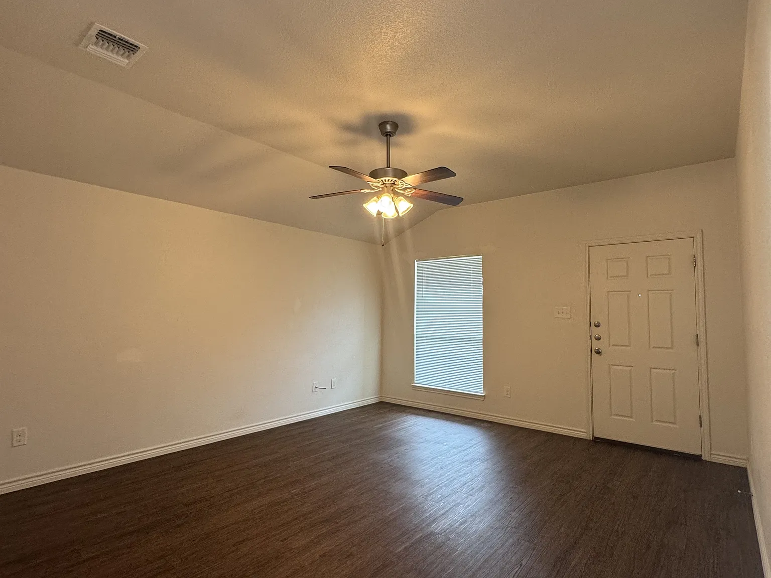 1521 Justin Loop - B — Photo 3