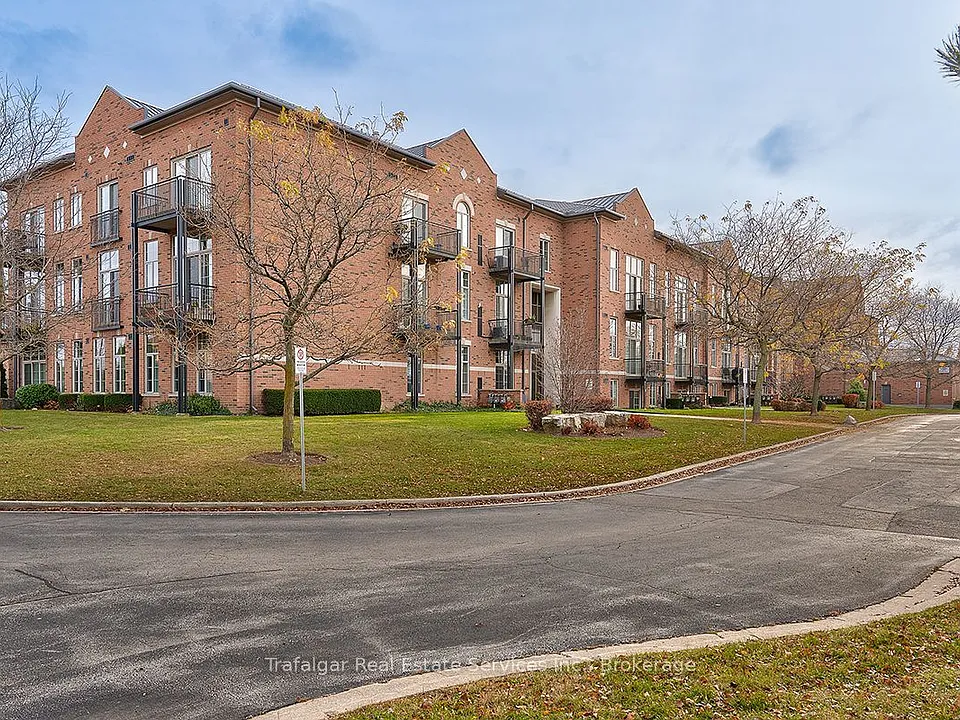 262 Dundas St E #215