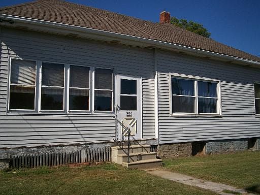 1st image of 906 E Lundy St