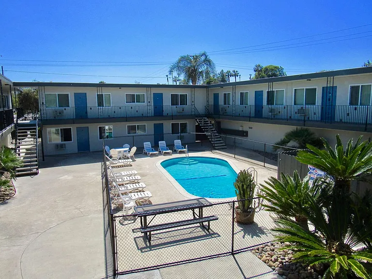 454 N Fig St — Photo 2