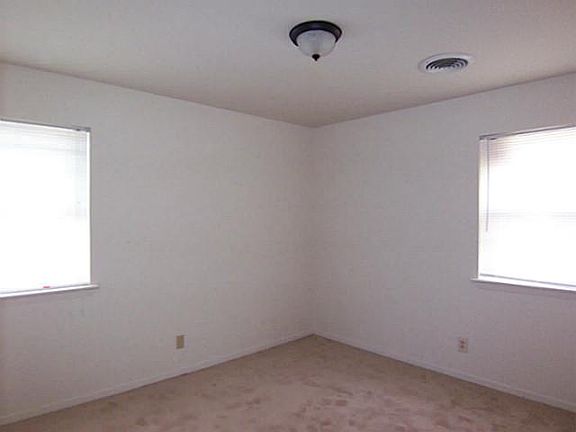 4th image of 4000 Laurel Dr