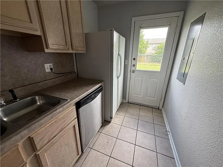 2807 Cantabrian Dr #B — Photo 8