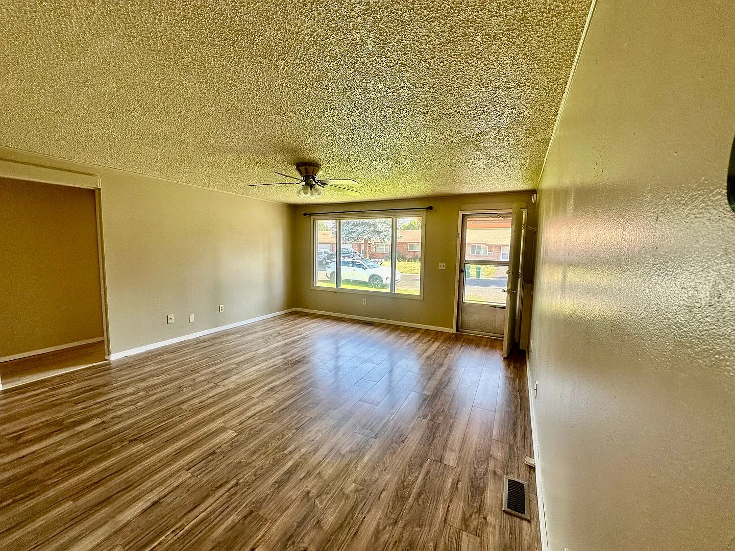 Spacious 3-bedroom, 2-bathroom home located in the South Suburbs with attached garage — Photo 3