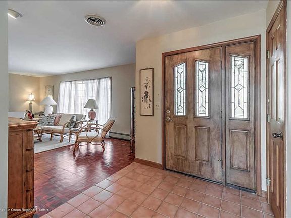 5th image of 29 Venetian Ct