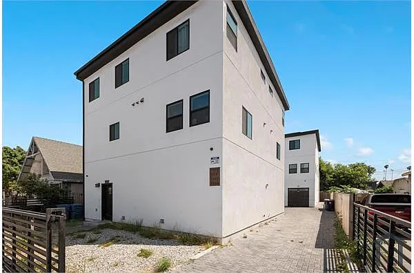 Building Photo - 534 W Vernon Ave #1-2