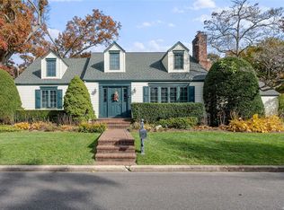 26 Woodland Ave, Syosset, NY 11791