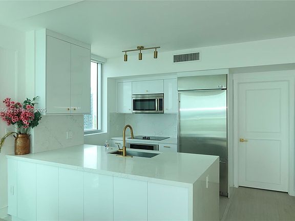 4th image of 500 Brickell Ave APT 3902
