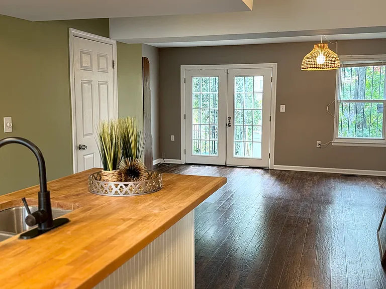 825 Showell Ct — Photo 2