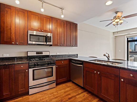 4th image of 657 W Fulton St Unit 703