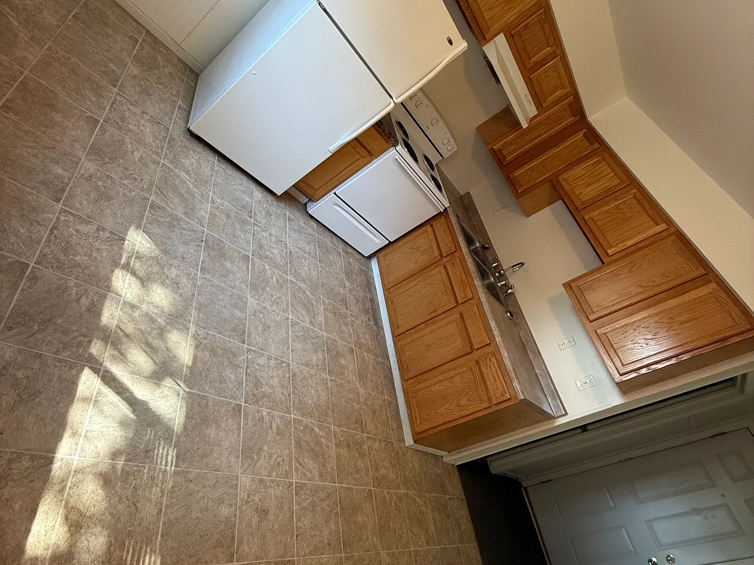1 bed, 750 sqft, $1,200 — Photo 3