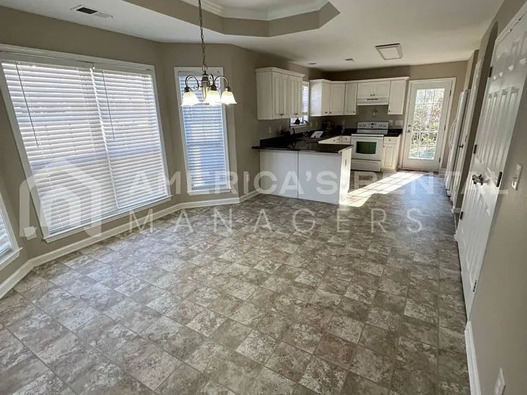 141 Flagstone Ln — Photo 6