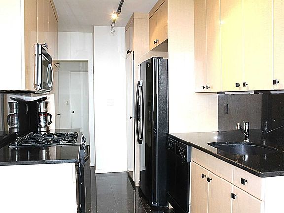 5th image of 26910 Grand Central Pkwy APT 9N