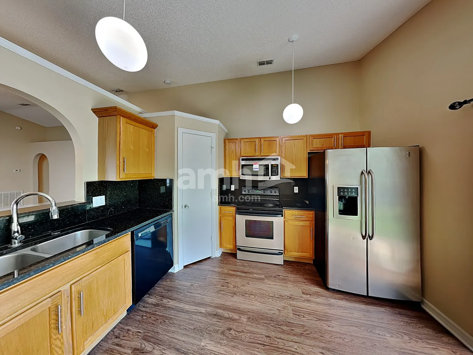 3 bed, 2.0 bath, 1292 sqft, $2,115 — Photo 3