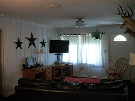 2nd image of 208 Mimosa St
