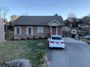 5220 Lakeland Dr, Roanoke, VA 24018