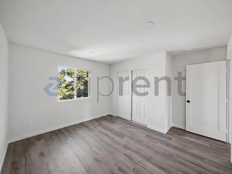 5844 1/2 Denver Ave — Photo 12