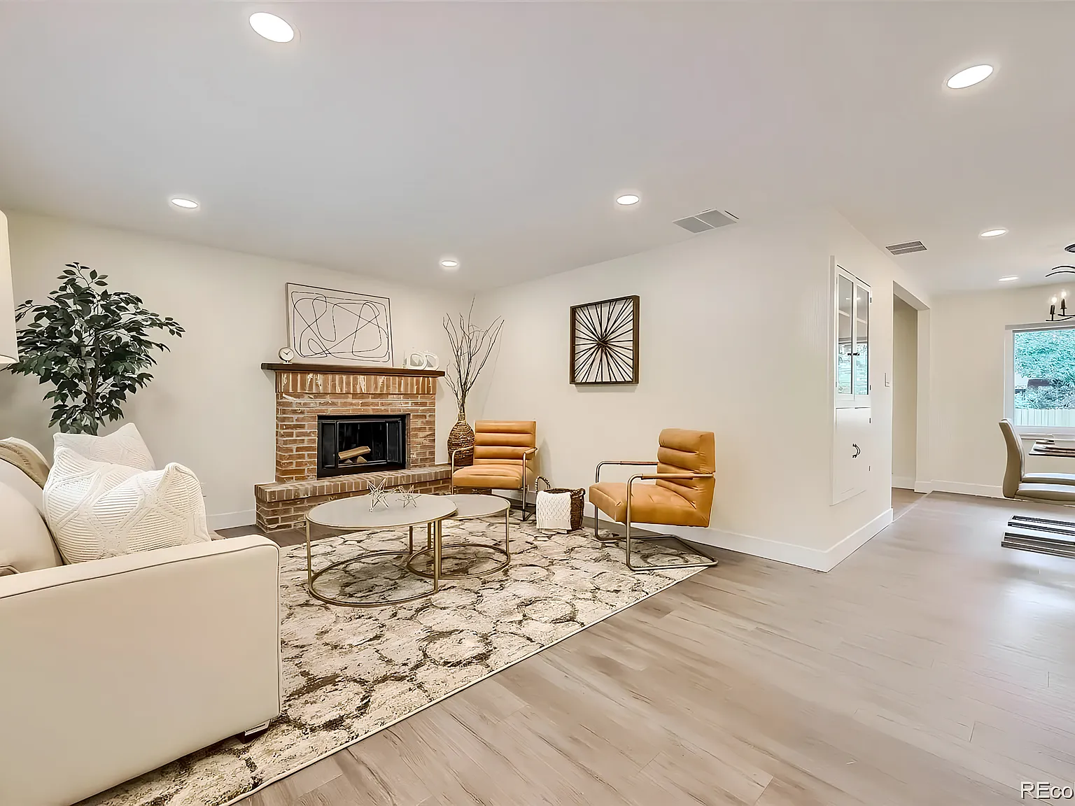 3 bed, 2.0 bath, 2316 sqft, $988 — Photo 4