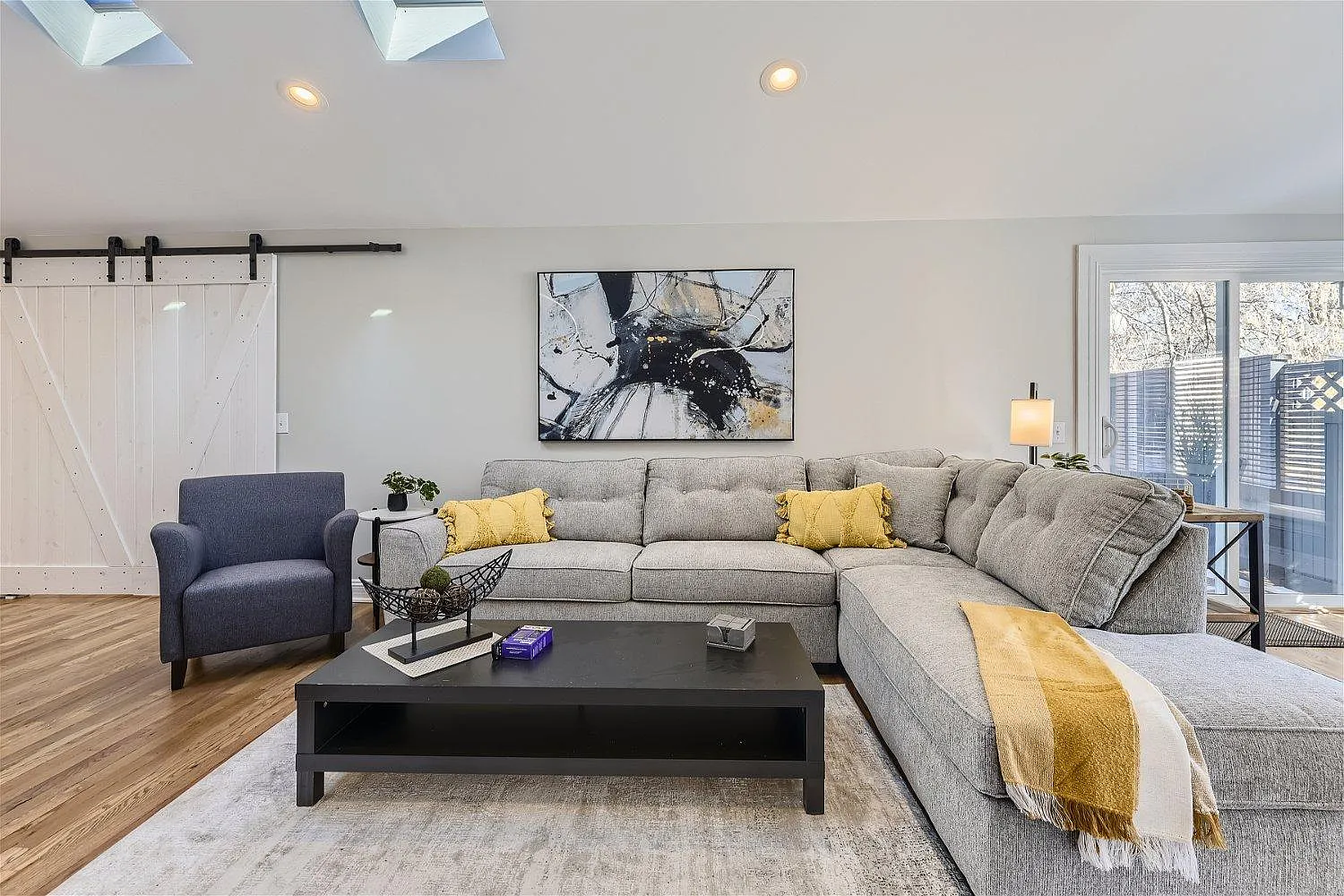 4 bed, 2600 sqft, $4,150 — Photo 3