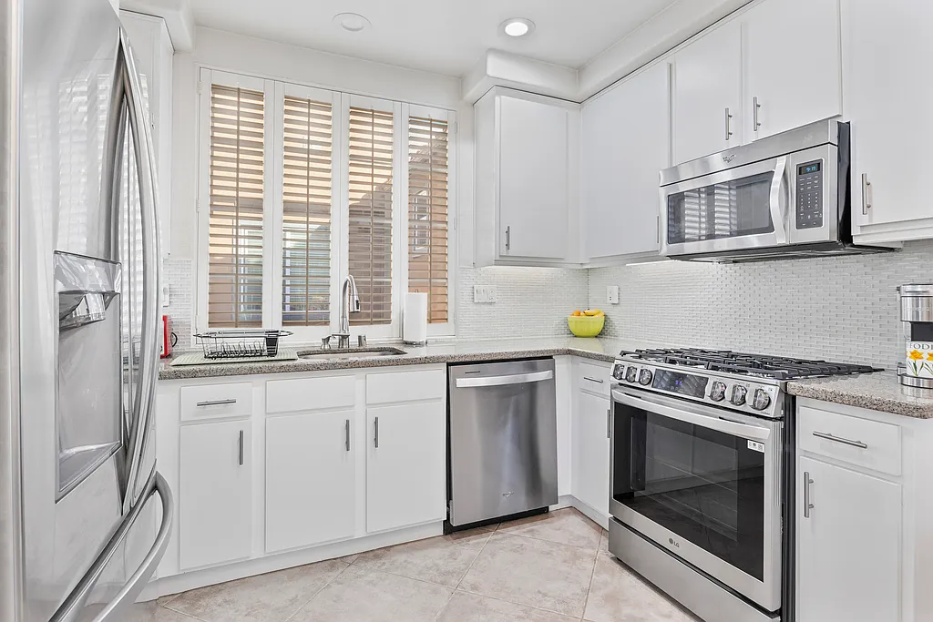 3 bed, 3.0 bath, $6,025 — Photo 3