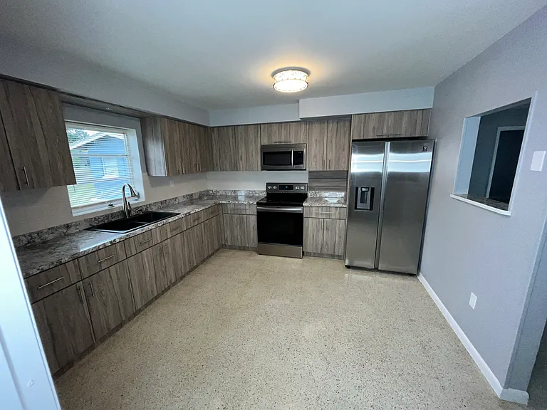 604 S Waldron Ave — Photo 1