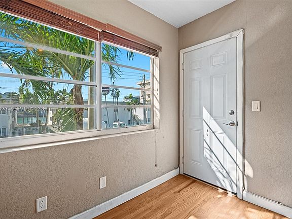 4th image of 8345 Byron Ave #6