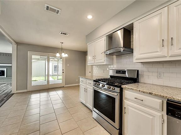 5th image of 706 Carpenter Dr