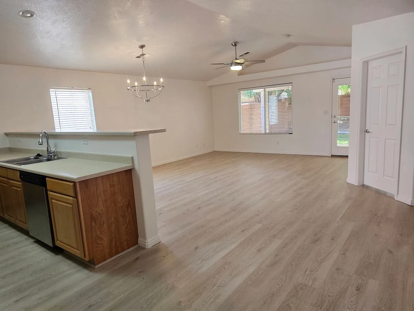 Small Pet Friendly 3 Bedroom Home — Photo 3