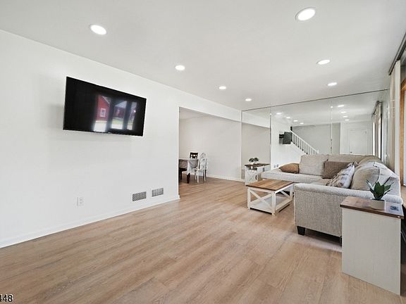 4th image of 101 John St
