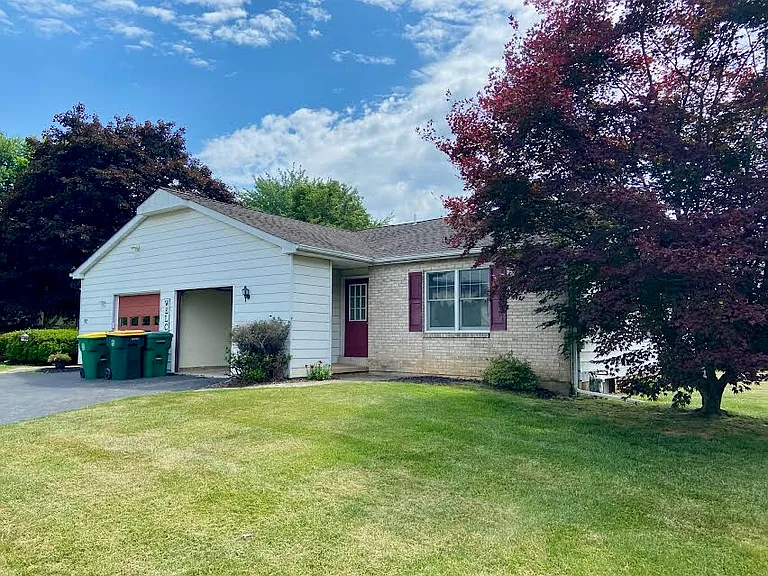 94 Jonathan Dr — Photo 7